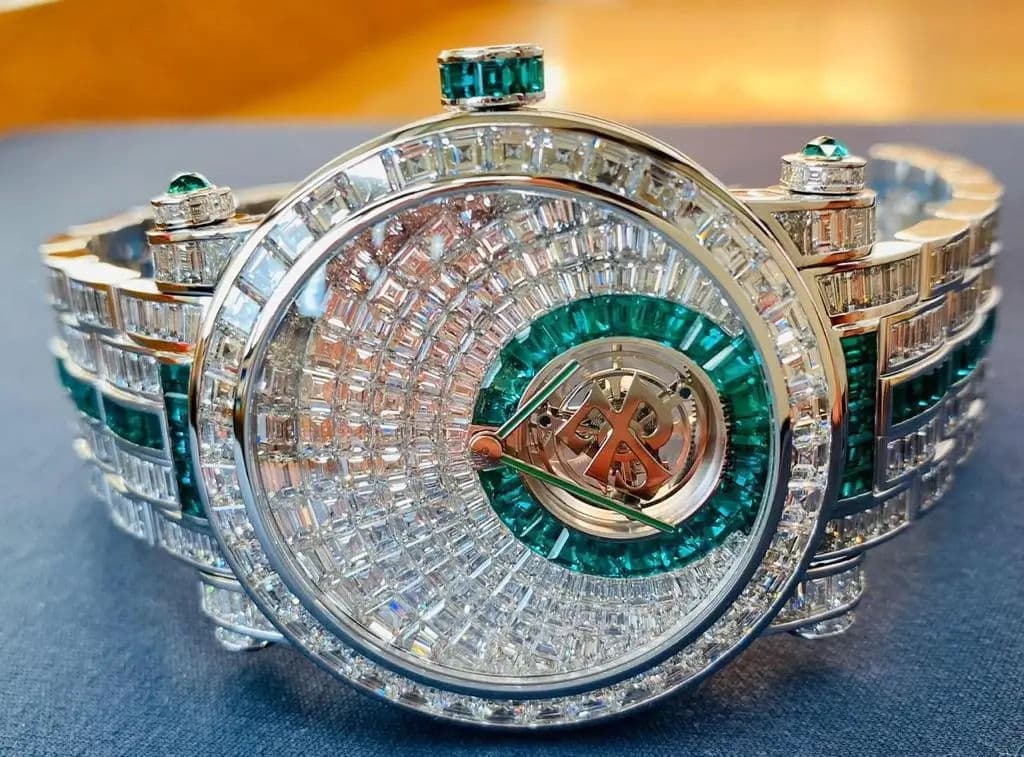 Throne Red Gallery Image 4