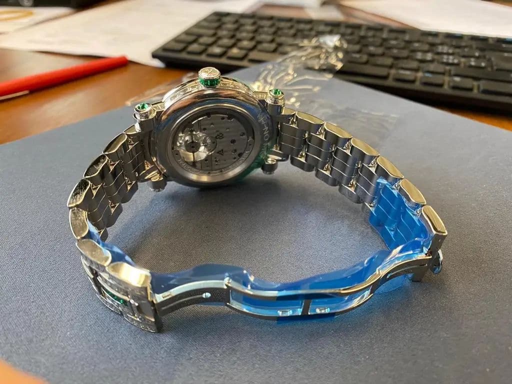 Throne Red Gallery Image 6