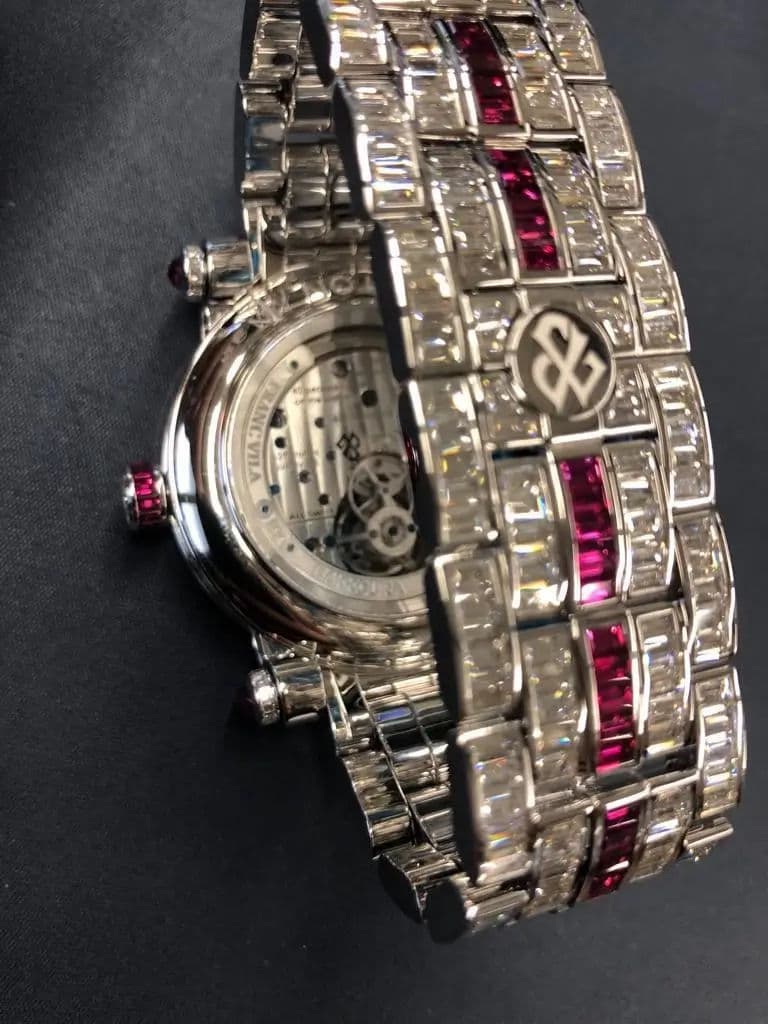 Throne Red Gallery Image 2